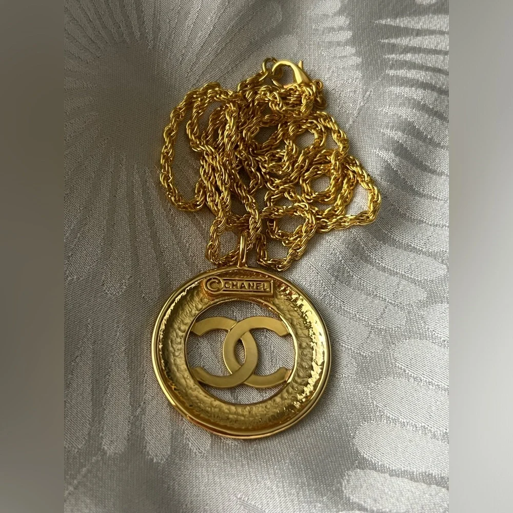 Large Vintage Round CC Chanel Necklace - Picture 10 of 11
